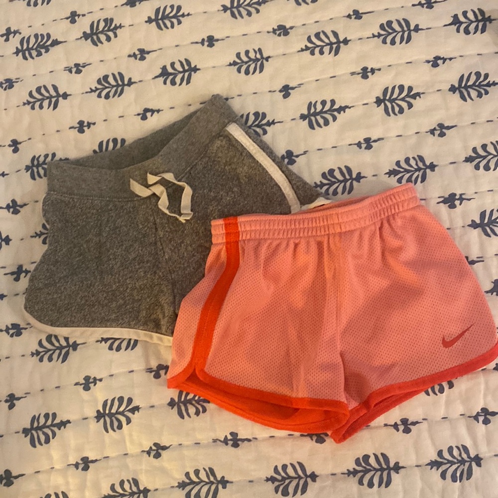 Lot (2) pairs of 4T play shorts, gray GAP, orange/pink Nike.
